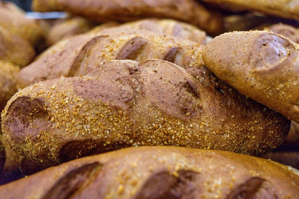 Alguns rolos de pão recém-assados estão na frente da câmera — Fotografia de Stock