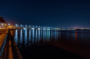 Şehrin gece manzarası ve setten geniş nehir manzarası. Şehir çok güzel aydınlanıyor.