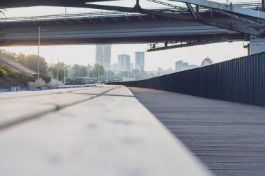Ahşap kutuların içinde şık banklar ve bitki örtüleriyle dolu bir şehir parkı. Yaz ılık günü