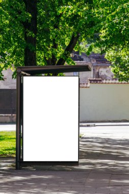 Dikey boş beyaz billboard şehir sokak üzerinde otobüs durağında.