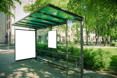 Kadar alay et. Caddenin üzerinde otobüs durağında Bblank beyaz reklam panoları.