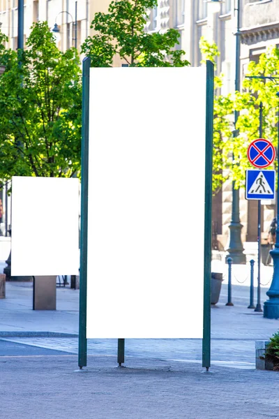 Prepárate. Columna de publicidad al aire libre en blanco y soporte de la cartelera al aire libre, tablero de información pública en la ciudad . — Foto de Stock