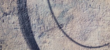 Soyut Kentsel Sokak Sanatı Grafiti Parçası ile Gri Alçı Duvar