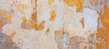 Kırık eski püskü sarı boyalı sıvalı soyulmuş duvar Banner arka plan yıpranmış.