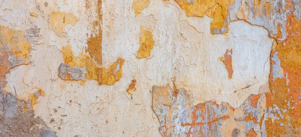 Gammal knäckt vittrade Shabby gul målad putsade skalade vägg Banner bakgrund. — Stockfoto