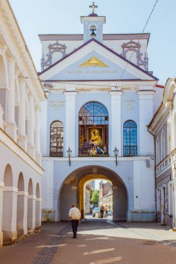 Vilnius, Litvanya - 10 Mayıs 2018: İnsanlar Gate of Dawn Vilnius, Litvanya doğru yürüyor.