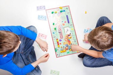 Vilnius, Litvanya - 23 Nisan 2017: masa oyunu Monopoly oynamak çocuk