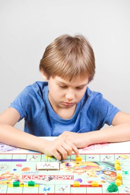 Vilnius, Litvanya - 23 Nisan 2017: çocuk masa oyunu Monopoly oynamak