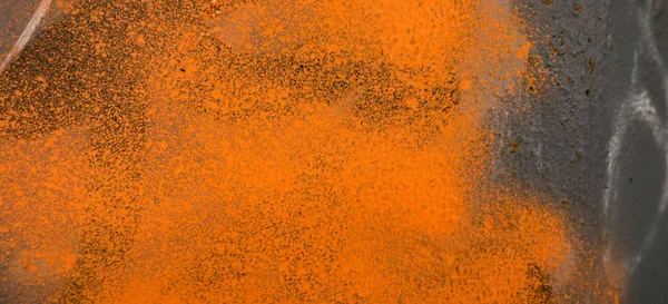 Mur en plâtre gris avec peinture en aérosol graffiti orange — Photo