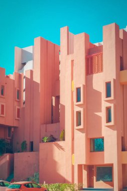 Calpe, İspanya'da yer alan La tygrstyle Roja binanın duvarları