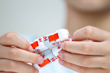 Küçük çocuk elinde renkli parmak antistress oyuncak