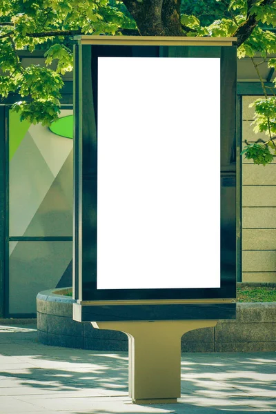 Нарисуй. Пустой рекламный щит на открытом воздухе, наружная реклама, стенд общественной информации в городе . — стоковое фото