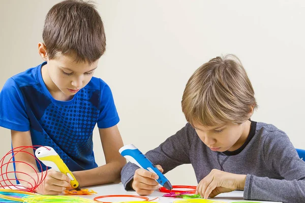 Dois meninos criando com caneta de impressão 3d — Fotografia de Stock