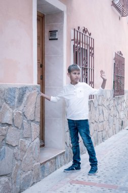 Çocuk sallayarak veda edip evine git