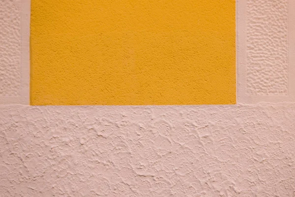 Φόντο λευκό και κίτρινο χρωματισμένο τοίχο — Φωτογραφία Αρχείου