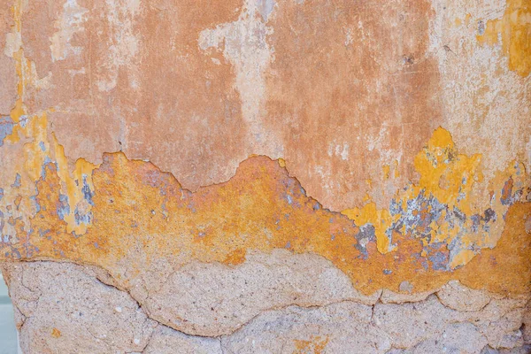 Vecchio incrinato alterato Shabby giallo dipinto intonacato sbucciato parete sfondo . — Foto Stock