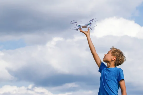 Niño sosteniendo dron al aire libre en el día de verano — Foto de Stock