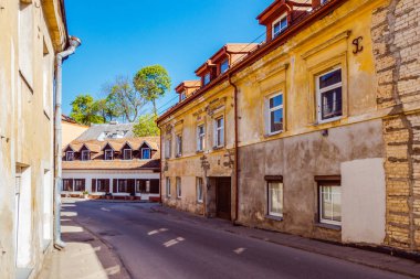 Vilnius, Litvanya - 10 Mayıs 2018: Küçük boş sokak Uzupis, eski şehir Vilnius, Litvanya.