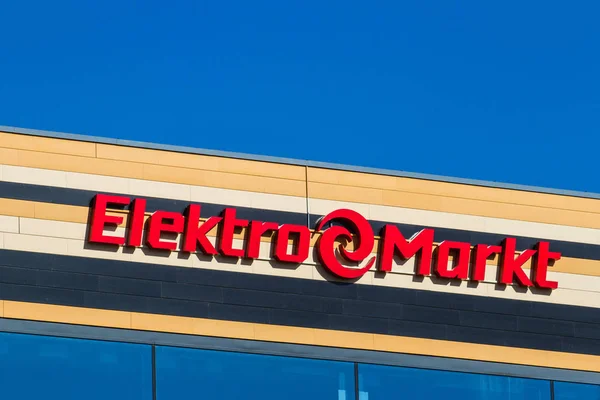 Vilnius, Lituania - 10 de mayo de 2018: Elekromarkt logo and sign on the shopping center. Elektromarkt es una de las mayores cadenas minoristas de electrónica y electrodomésticos en los Estados Bálticos . —  Fotos de Stock
