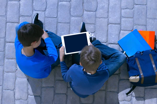 儿童与平板电脑和背包坐在户外 — 图库照片