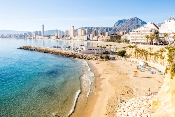 Στην παραλία Cala ΜΑΣ ΠΑΣ στο Benidorm, Αλικάντε, Ισπανία. — Φωτογραφία Αρχείου