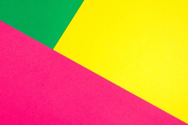 Sarı, yeşil ve pembe tonları ile kağıtları geometri düz kompozisyon arka planını renklendirin