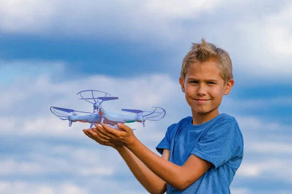 Niño sosteniendo dron al aire libre en el día de verano — Foto de Stock