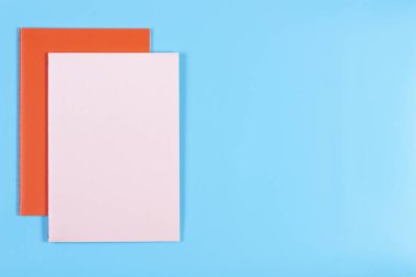 Mavi arka plan üzerinde renkli Notebook