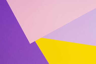 Menekşe, mor, pembe, sarı tonları ile kağıtları geometri düz kompozisyon arka planını renklendirin.