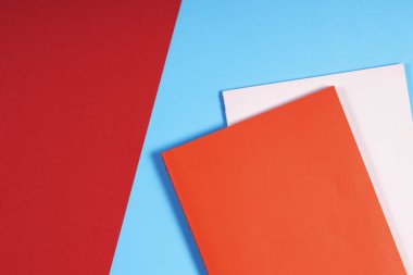 Mavi ve sarı arka plan üzerinde renkli Notebook