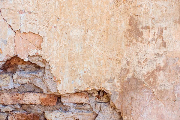 Antiguo agrietado resistido Shabby amarillo pintado yeso pelado ladrillo fondo de la pared . — Foto de Stock