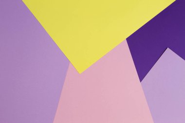 Menekşe, mor, pembe, kırmızı, sarı tonları ile kağıtları geometri düz kompozisyon arka planını renklendirin.