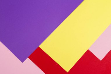 Menekşe, mor, pembe, kırmızı, sarı tonları ile kağıtları geometri düz kompozisyon arka planını renklendirin.