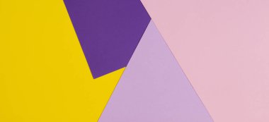 Menekşe, mor, pembe, sarı tonları ile kağıtları geometri düz kompozisyon arka planını renklendirin.