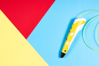 3D renkli arka plan üzerinde plastik filaman kalemle.