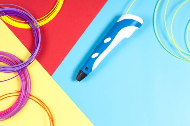 3D renkli arka plan üzerinde plastik filaman kalemle.