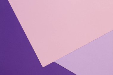 Menekşe, mor, pembe tonları ile kağıtları geometri düz kompozisyon arka planını renklendirin.