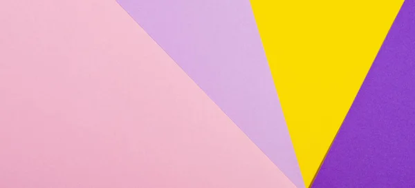 Papeles de color geometría fondo de composición plana con violeta, púrpura, rosa, tonos amarillos . — Foto de Stock