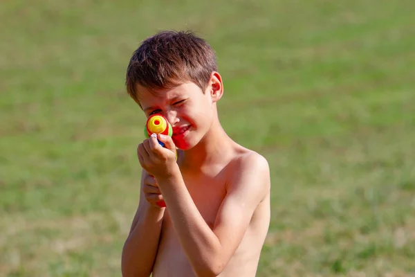 Kind spielt mit Wasserpistole — Stockfoto