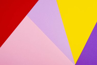 Menekşe, mor, pembe, kırmızı, sarı tonları ile kağıtları geometri düz kompozisyon arka planını renklendirin.