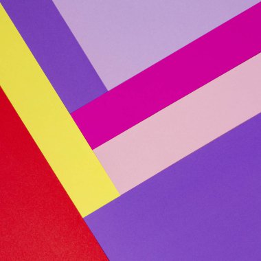 Renkli kağıtlar geometri düz kompozisyon menekşe, mor, pembe, gül, kırmızı, sarı tonlu.