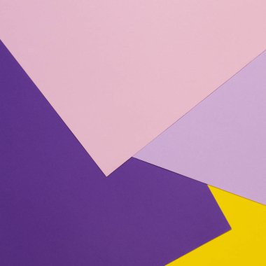 Menekşe, mor, pembe, sarı tonları ile kağıtları geometri düz kompozisyon arka planını renklendirin.