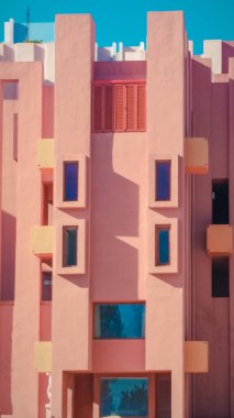 Calpe, İspanya'da yer alan La tygrstyle Roja binanın duvarları