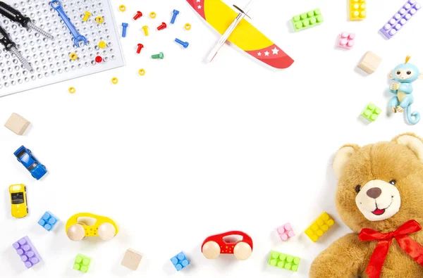Crianças coloridas brinquedos quadro no fundo branco. Vista superior. Depósito plano . — Fotografia de Stock