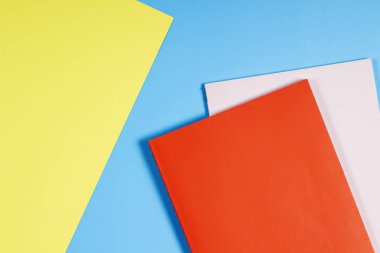 Mavi arka plan üzerinde renkli Notebook