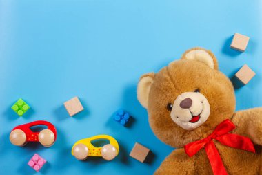 Oyuncak ayı, ahşap el, İnşaat blokları ve küpleri ile çocuklar oyuncak arka plan