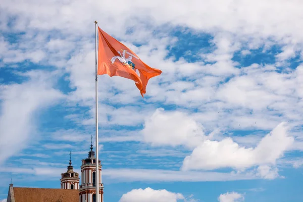 Bandera histórica del Estado de Lituania e Iglesia de Santiago y Felipe en Vilna, Lituania — Foto de Stock