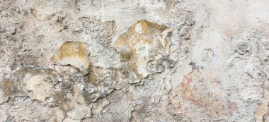 Peel Grey Stucco desenli eski duvar. Retro Vintage Eskimiş Duvar Arkaplanı. Çürümüş Çatlamış Sert Soyut Sancak Yüzeyi.