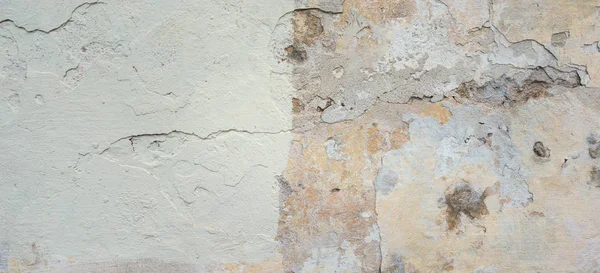 Pared vieja con textura gris del estuco de la cáscara. Fondo de pared retro vintage gastado. Decaído agrietado áspero abstracto banner superficie . — Foto de Stock