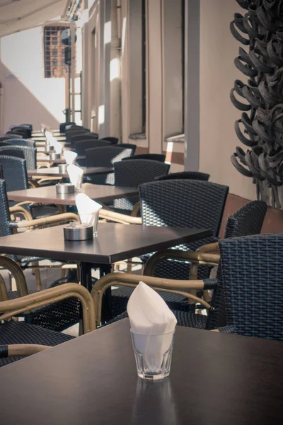 Mesas vazias em um restaurante ou café ao ar livre — Fotografia de Stock
